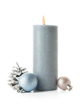 Beyaz arka planda aroma mumları ve dekorasyonlu Noel kompozisyonu