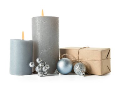 Beyaz arka planda aroma mumları, dekorasyon ve hediye içeren Noel kompozisyonu