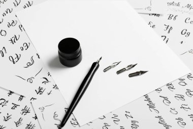 Kağıt çarşaflarda mürekkep olan kalem, yakın plan.