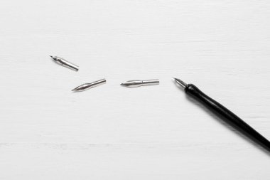 Beyaz ahşap zemin üzerinde uçlu kalem