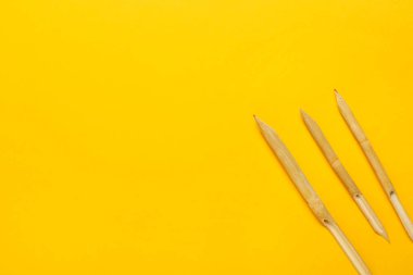 Sarı arka planda tahta dalış kalemleri