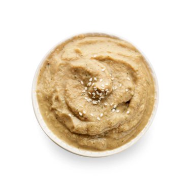 Beyaz arka planda susamlı bir kase lezzetli baba ghanoush.