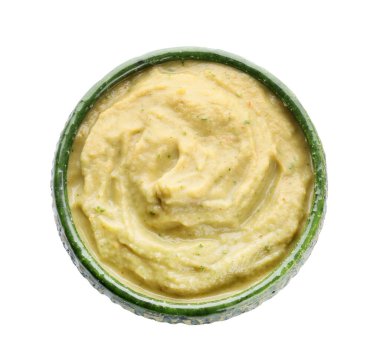 Beyaz arka planda bir kase lezzetli baba ghanoush.