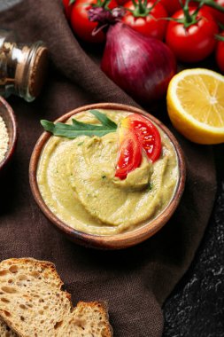Karanlık masada lezzetli baba ghanoush 'lu kase, yakın plan.