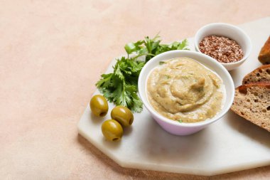 Lezzetli baba ghanoush, ekmek, zeytin ve keten tohumlu bir kase.