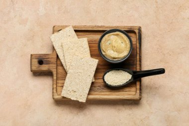 Lezzetli baba ghanoush, kraker ve susamlı bir kase.