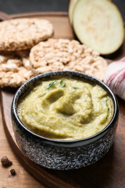 Masada leziz baba ghanoush ve pirinç krakerleri var, yakın plan.