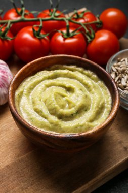 Lezzetli baba ghanoush 'lu kase masada, yakın plan.