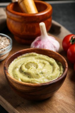 Lezzetli baba ghanoush 'lu kase masada, yakın plan.