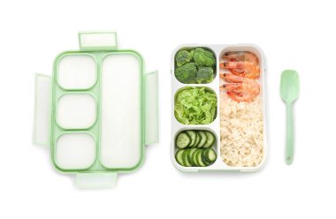 Lezzetli pirinç, sebze, karides, kaşık ve kapaklı beyaz arka plan