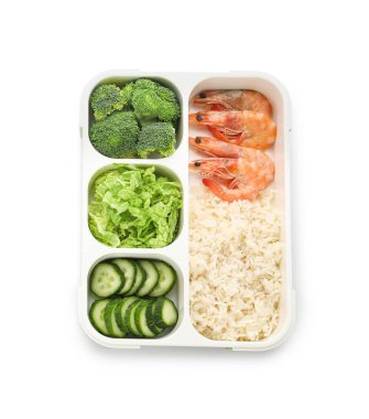 Lezzetli pirinç, sebze ve beyaz arka planda karides dolu bir kap.