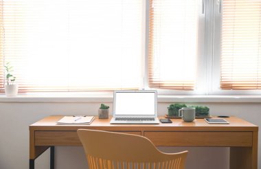 Modern odadaki pencerenin yanında rahat bir iş yeri