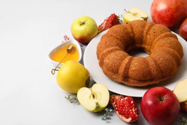 Ballı ekmek, nar ve beyaz arka planda elmalar. Rosh hashanah (Yahudi Yeni Yılı) kutlaması