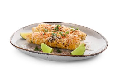 Beyaz arka planda lezzetli Elote Meksika Sokak Mısırlı