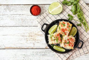 Lezzetli Elote Meksika Sokağı Tavası Beyaz ahşap arka planda mısır