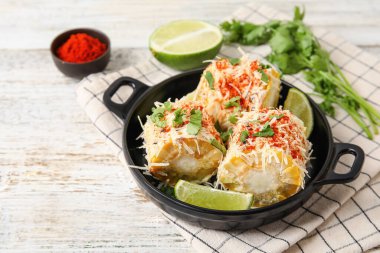 Lezzetli Elote Meksika Sokağı Tavası Beyaz ahşap arka planda mısır