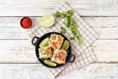 Lezzetli Elote Meksika Sokağı Tavası Beyaz ahşap arka planda mısır