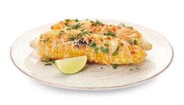 Beyaz arka planda izole edilmiş lezzetli Elote Meksika sokak mısırı tabağı