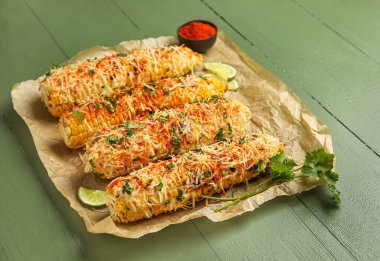 Lezzetli Elote Meksika Sokağı Yeşil ahşap arka planda mısır