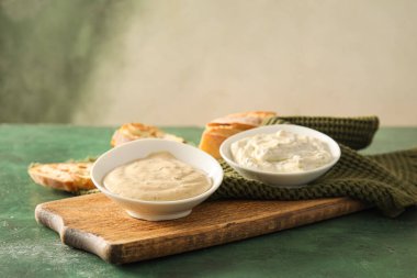 Tabaklar dolusu lezzetli Sezar sosu masada.