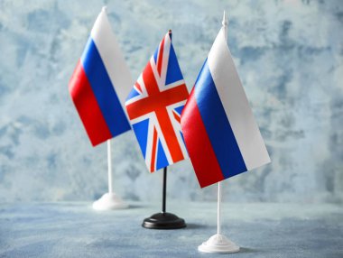 Mavi arkaplanda Rus ve İngiliz bayrakları
