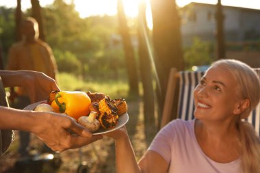 Olgun kadınlar barbekü partisinde ızgara yiyecekle