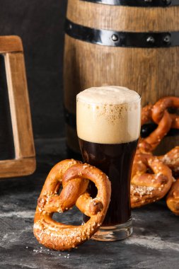 Masada bir bardak taze bira ve simit var. Ekim Festivali Kutlaması