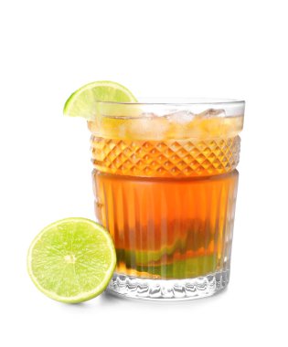 Beyaz arka planda bir bardak lezzetli Long Island buzlu çayı.