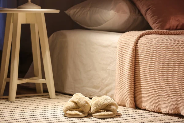 家中地毯上的女性绒毛拖鞋 — 图库照片