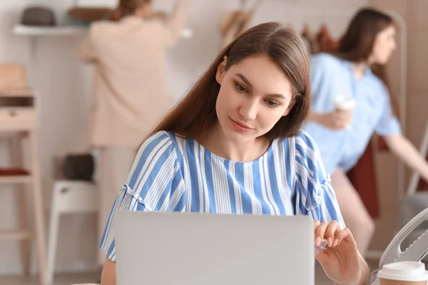 Geschäftsinhaberin Bearbeitet Auftrag Geschäft — Stockfoto