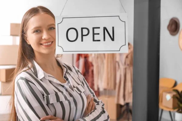 Femme Propriétaire Entreprise Ouvrant Boutique — Photo