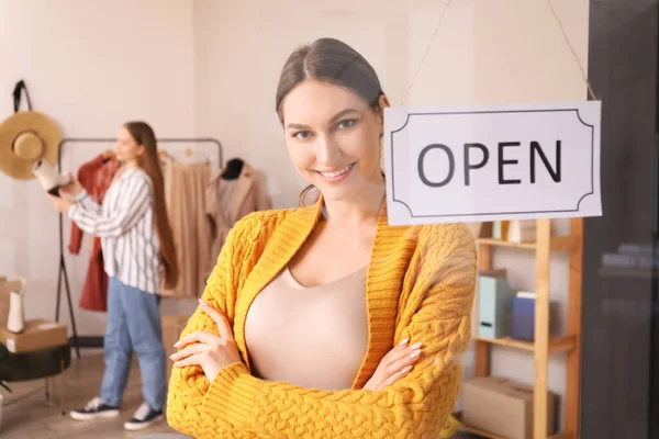 Feminino Empresário Abrir Sua Loja — Fotografia de Stock