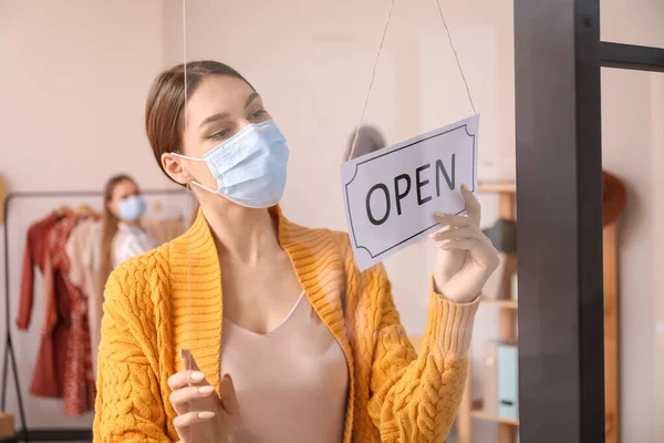 Female Business Owner Medical Mask Opening Her Shop — Stock Photo, Image