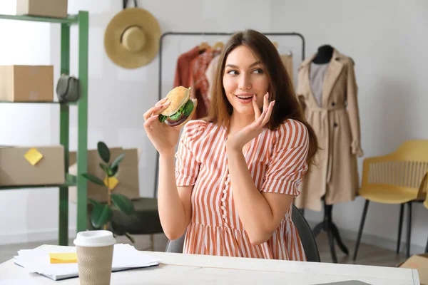 Kadın Satıcı Işyerinde Lezzetli Vejetaryen Burger Yiyor — Stok fotoğraf