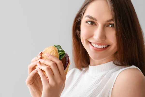 Mooie Jonge Vrouw Met Lekkere Veganistische Hamburger Lichte Achtergrond — Stockfoto
