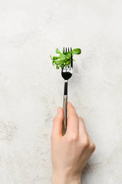 Vrouwelijke Hand Met Vork Met Verse Micro Groen Lichte Ondergrond — Stockfoto