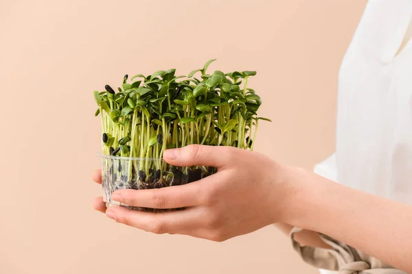 Vrouw Met Verse Micro Groen Beige Achtergrond Close — Stockfoto