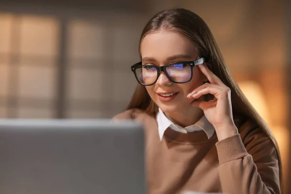 Young Woman Working Laptop Evening — Stock Photo, Image