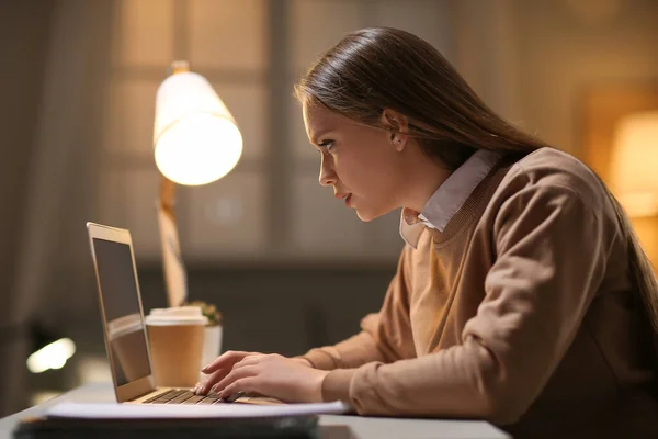 Jeune Femme Travaillant Sur Ordinateur Portable Soir — Photo