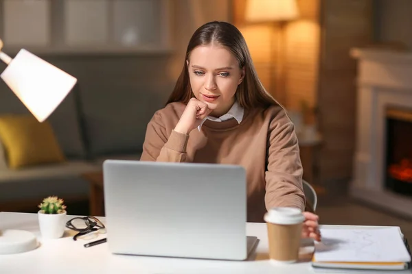 Young Woman Working Laptop Evening — Stock Photo, Image