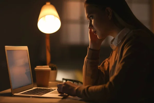 Ung Kvinna Som Arbetar Laptop Kvällen — Stockfoto