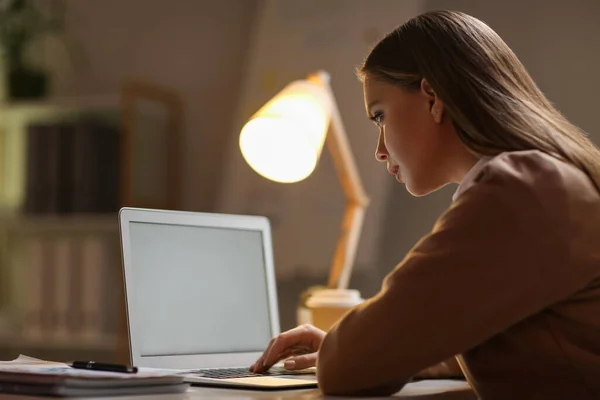 Jovem Mulher Trabalhando Laptop Noite — Fotografia de Stock