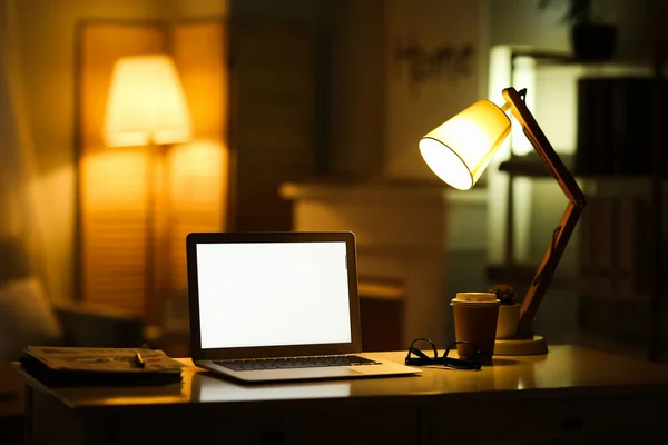 Moderner Laptop Und Lampe Abend Auf Dem Tisch — Stockfoto