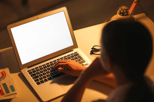 Молода Жінка Працює Ноутбуці Ввечері — стокове фото