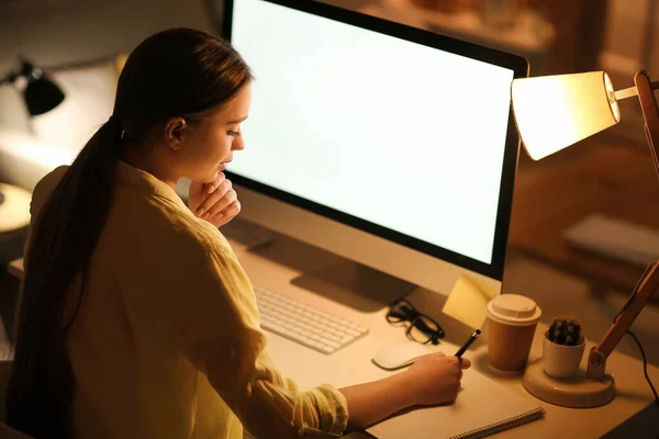 Jovem Mulher Trabalhando Computador Noite — Fotografia de Stock