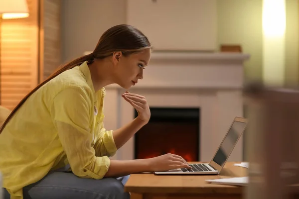 Young Woman Working Laptop Late Evening — Stock Photo, Image