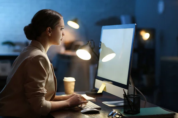 Mujer Joven Que Trabaja Computadora Oficina Tarde Noche —  Fotos de Stock