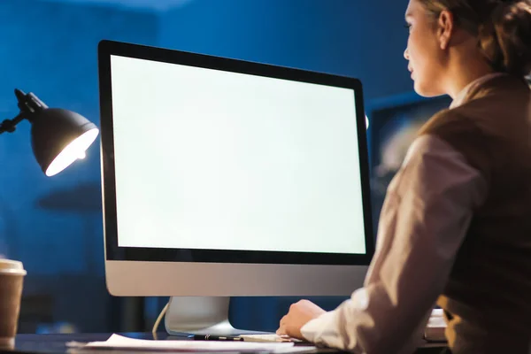 Jeune Femme Travaillant Sur Ordinateur Bureau Tard Dans Nuit — Photo