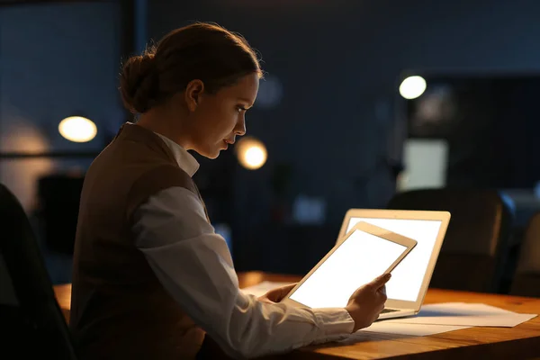 Mujer Joven Con Tablet Trabajando Oficina Por Noche —  Fotos de Stock