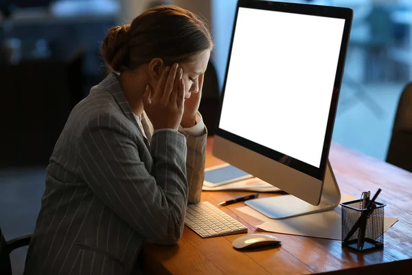 Gestresste Jonge Vrouw Werkt Computer Het Kantoor Nachts — Stockfoto